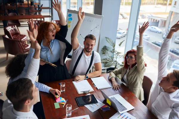 Socios de negocios exitosos y seguros levantaron las manos después de un trabajo exitoso juntos —  Fotos de Stock