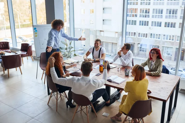 Gens d'affaires coworking ensemble dans le bureau moderne, les femmes et les hommes d'affaires — Photo