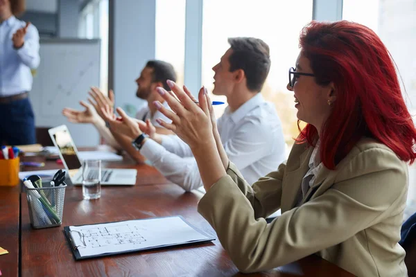 Equipo feliz felicitar aplaudiendo de la mano en la oficina — Foto de Stock