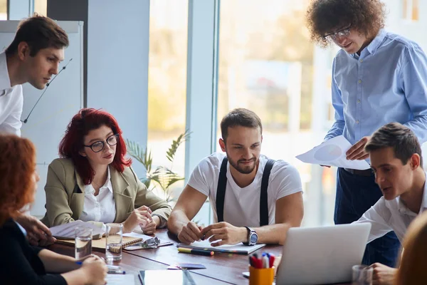 Grupo de jóvenes colegas caucásicos coworking en oficina — Foto de Stock