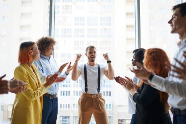 İş takımı kazananları. Başarı, iş, ofis ve kazanma konsepti