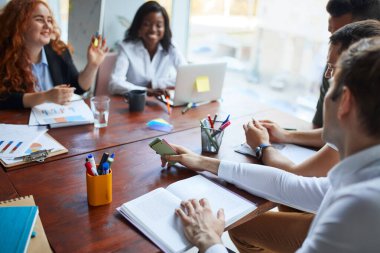 Bir ofis toplantısında çok ırklı meslektaşlar