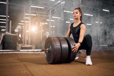 Ağır halterli çekici bir kadın.