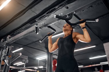 Alıştırma için hazırlanan yakışıklı halterci