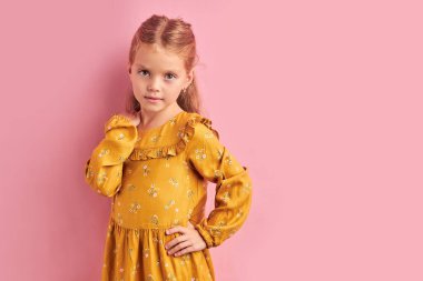 Sarı elbiseli bir çocuğun portresi. mutluluk, çocukluk ve insanlar kavramı