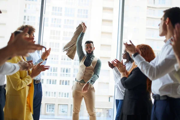 Úspěšný obchodní tým se zvednutými pažemi a tleskáním v kanceláři — Stock fotografie