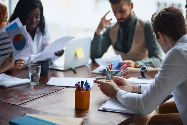 Les jeunes professionnels multiethniques de l'équipe discutent occasionnellement dans un bureau d'affaires — Photo