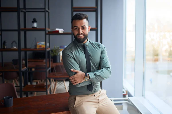 事務所に立つハンサムなアラビア人の若いビジネスマンの肖像画 — ストック写真