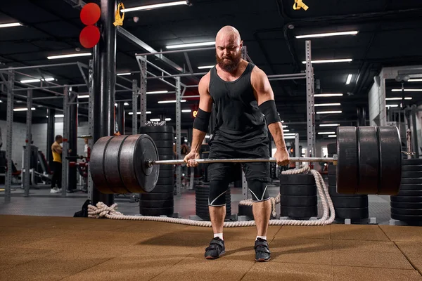 Snygg powerlifter bodybuilding i gymmet — Stockfoto
