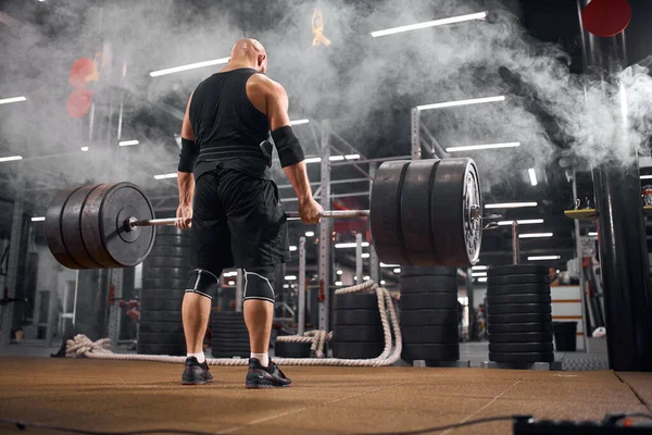 Aktiver Powerlifter im weißen Rauch — Stockfoto