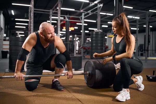 Spor salonunda konuşan aktif sporcular. — Stok fotoğraf