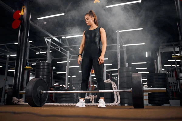 Aantrekkelijke vrouwelijke powerlifter in de sportschool — Stockfoto