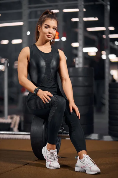 Nette sportliche Frau in modernem Fitnessstudio — Stockfoto