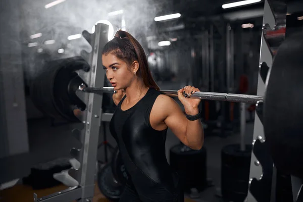 Bellissimo sollevatore di pesi che pratica in palestra — Foto Stock