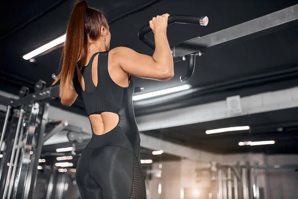 Kvinnliga idrottare som pumpar upp muskler — Stockfoto