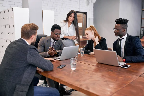 Team multietnico di uomini d'affari che si incontrano in un ufficio moderno — Foto Stock