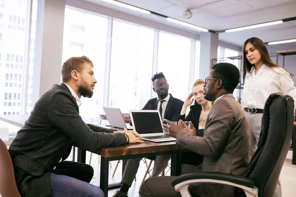Az üzleti csapatban újonnan érkezők soknemzetiségű csoportja professzionális üzleti tanácsadót hallgat — Stock Fotó