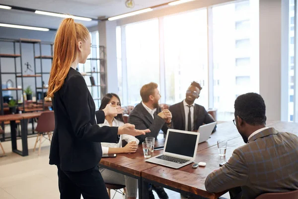 Caucásico pelirrojo mujer entrenador — Foto de Stock