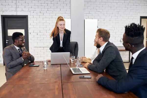 Личная женщина с рыжими волосами проводит встречу в офисе — стоковое фото