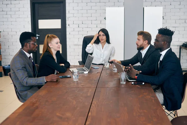 Eleganta affärspartners planerar arbetet på mötet — Stockfoto