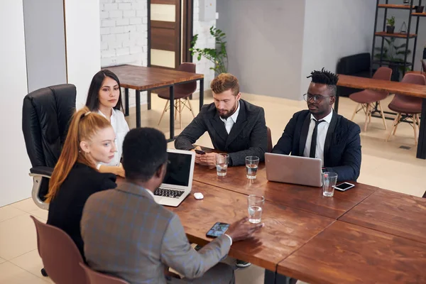 I giovani partner commerciali parlano di sostenibilità dell'azienda — Foto Stock