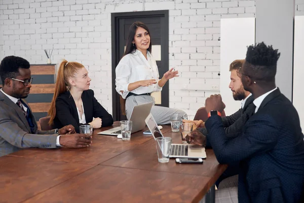 Mujer atractiva en camisa formal blanca cuenta su propia historia de la construcción de negocios —  Fotos de Stock