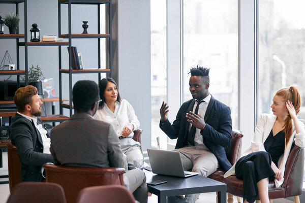 Líder afroamericano coaching y la enseñanza de socios de negocios en la oficina moderna — Foto de Stock