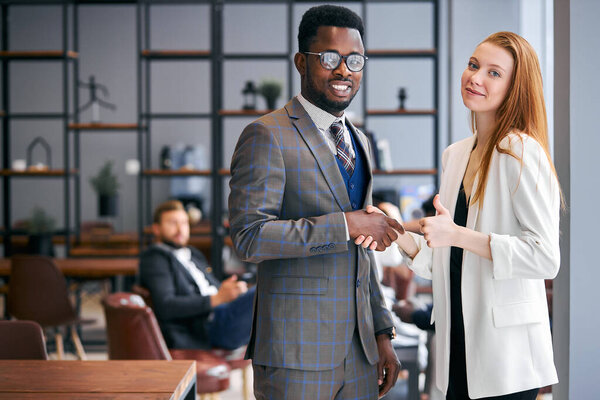 Африканский мужчина заключил успешную сделку с кавказской бизнесвумен
