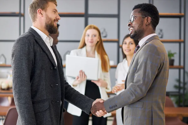 Dando la mano a los africanos y caucásicos — Foto de Stock