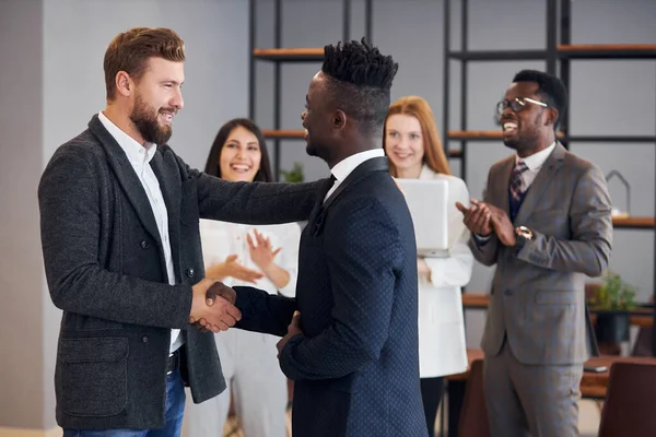 Kaukasier schüttelt selbstbewusst afrikanischem Mann die Hand — Stockfoto