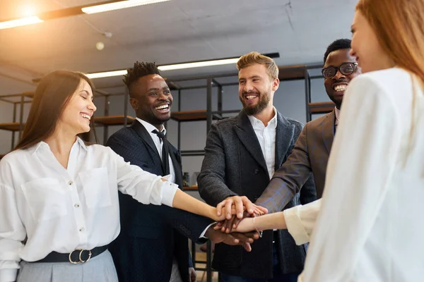 Gut gelaunte Geschäftsleute nach erfolgreicher Sitzung Hand in Hand — Stockfoto