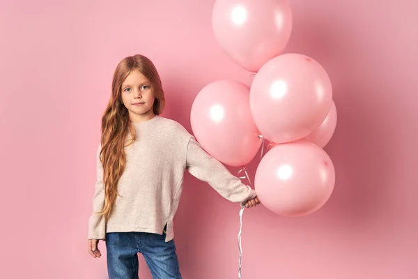 Portret van een mooi meisje kind met roze luchtballonnen — Stockfoto