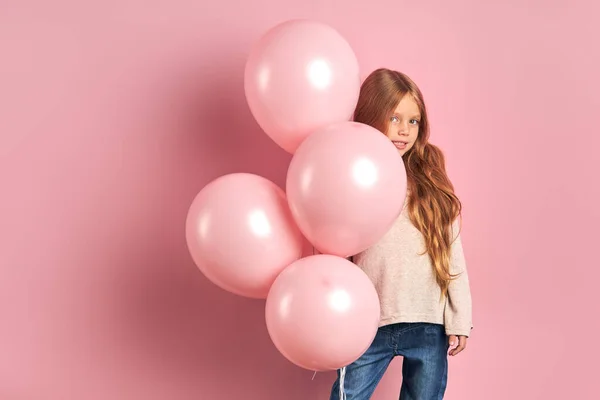 Portret van een aantrekkelijk meisje kind met roze luchtballonnen — Stockfoto