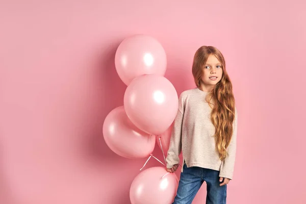 Retrato de niña hermosa sosteniendo globos de aire rosa —  Fotos de Stock