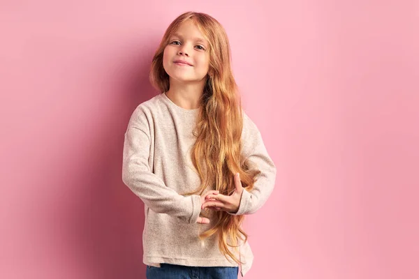 Mooi meisje met lang gouden haar dragen witte blouse geïsoleerd op roze achtergrond — Stockfoto