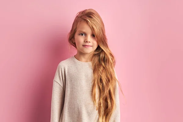 Mooi meisje met lang gouden haar dragen witte blouse geïsoleerd op roze achtergrond — Stockfoto