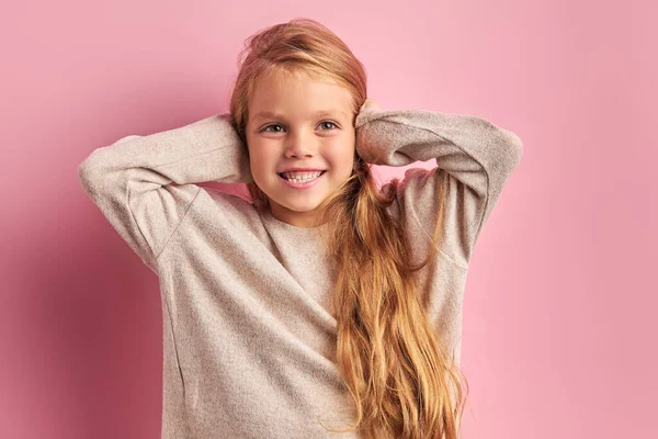 Niña cerrada orejas con las manos, no escuchar isoated sobre fondo rosa —  Fotos de Stock