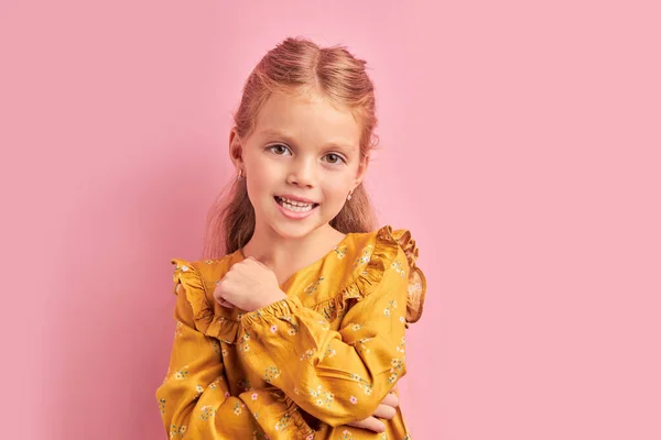 Niza niña usando vestido de pie aislado sobre fondo rosa —  Fotos de Stock