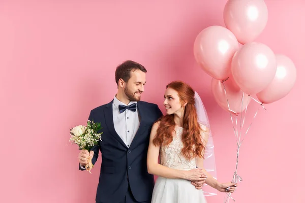 Casamento branco bonito retrato casal — Fotografia de Stock