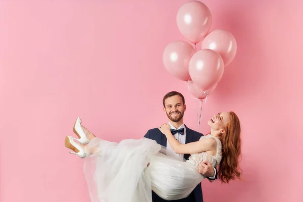 Alegre caucasiano casal juntos isolado sobre rosa fundo — Fotografia de Stock