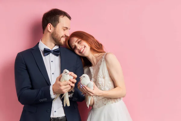 Belo casal casado com dois pombos brancos — Fotografia de Stock