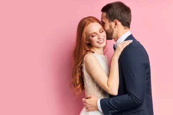 Retrato de casal bonito noivo elegante e noiva — Fotografia de Stock