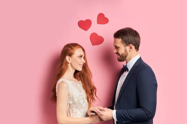 Feliz casal juntos isolado sobre fundo rosa — Fotografia de Stock