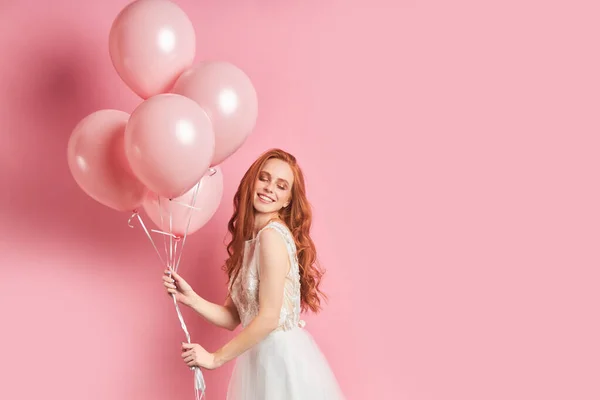 Preciosa hembra con pelo largo rojo en vestido de novia blanco posando en la cámara —  Fotos de Stock