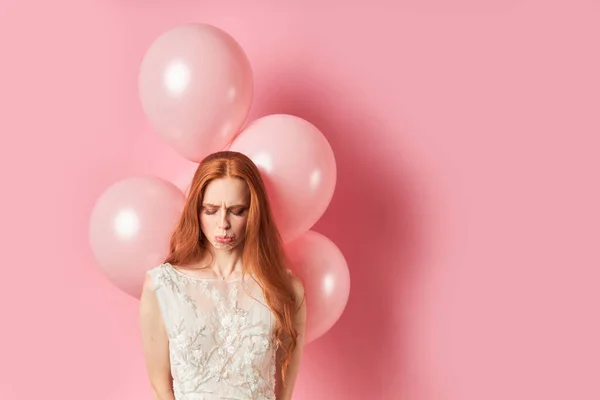 Retrato de mulher triste em vestido de noiva isolado — Fotografia de Stock