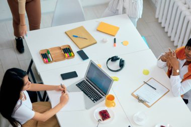 Çeşitli insanlar yaratıcı iş projeleri üzerinde çalışıyor.