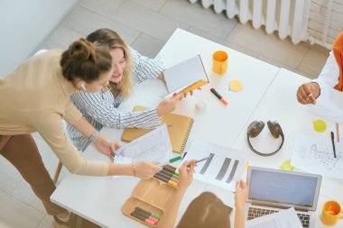 Beyaz modern ofiste çalışan genç iş kadınlarının beyin fırtınası.