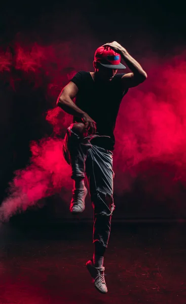 Енергійний танцюрист у повітрі ізольований над димчастим простором — стокове фото