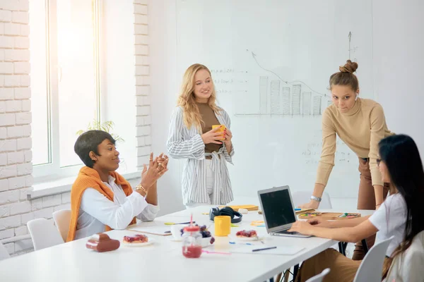 Equipe de jovens mulheres de negócios de sucesso que têm reunião no escritório executivo — Fotografia de Stock