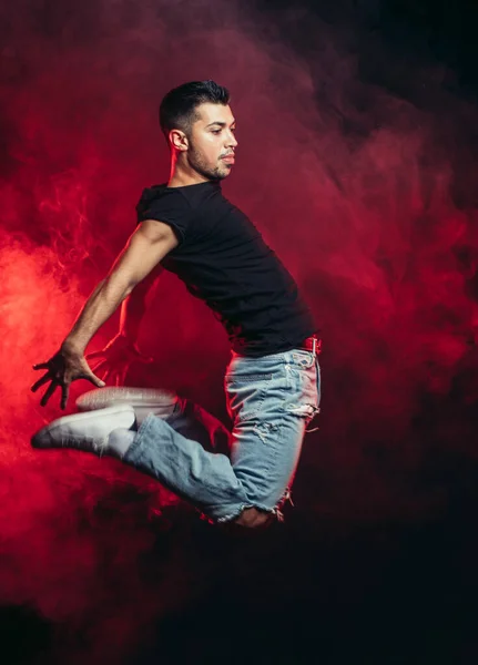 Jonge Arabische man draagt casual kleding dol op straat dansen — Stockfoto